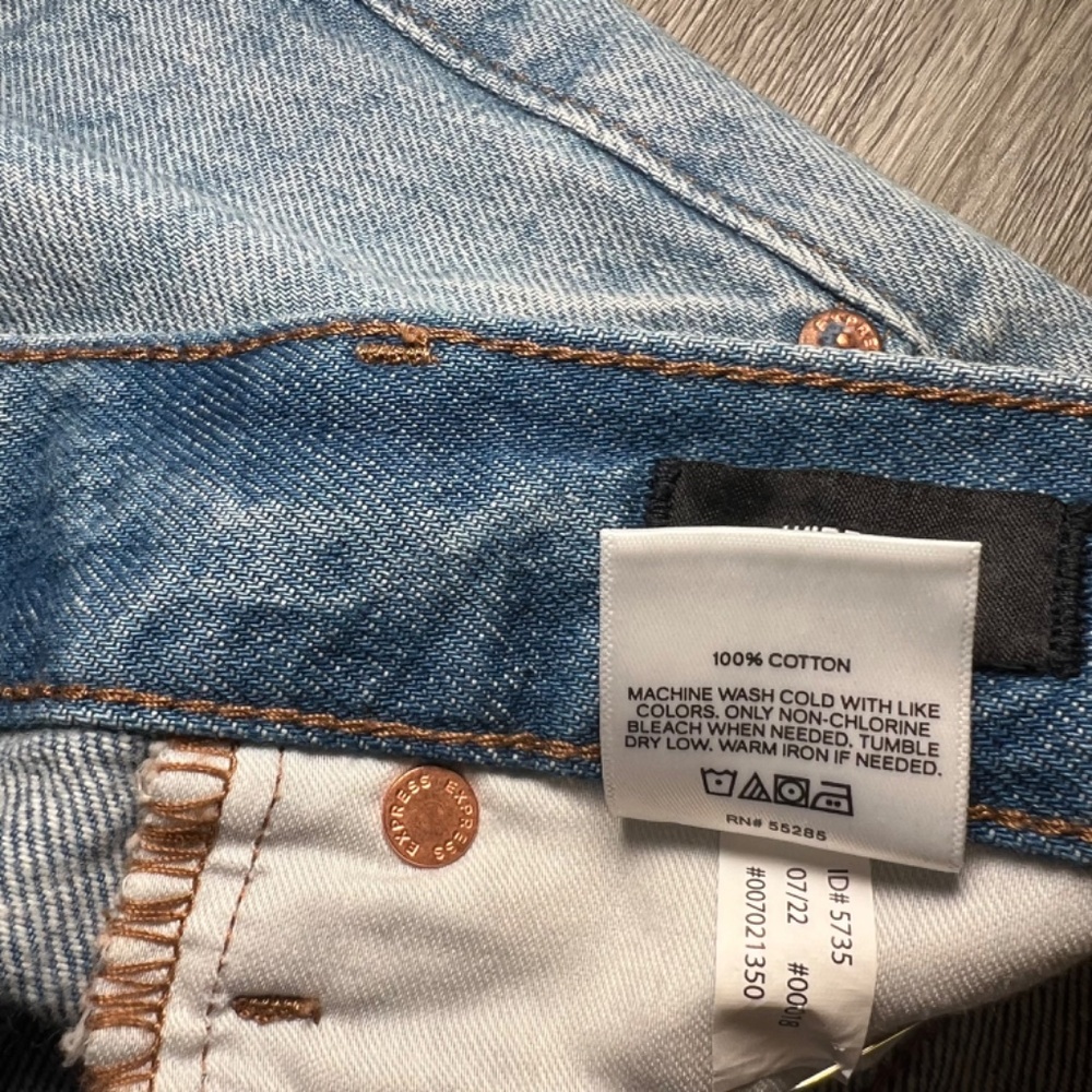 Express, High Waisted Wide Leg Jeans - Light Wash - Size 2R - Picture 9 of 13